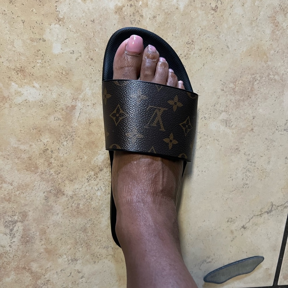 Louis Vuitton Monogram Sandals men’s 7 could fit women’s 8.5-9 wide - Picture 9 of 9